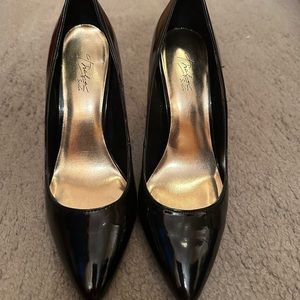 Black patent heel with gold heel size 81/2, 3 inch heel.